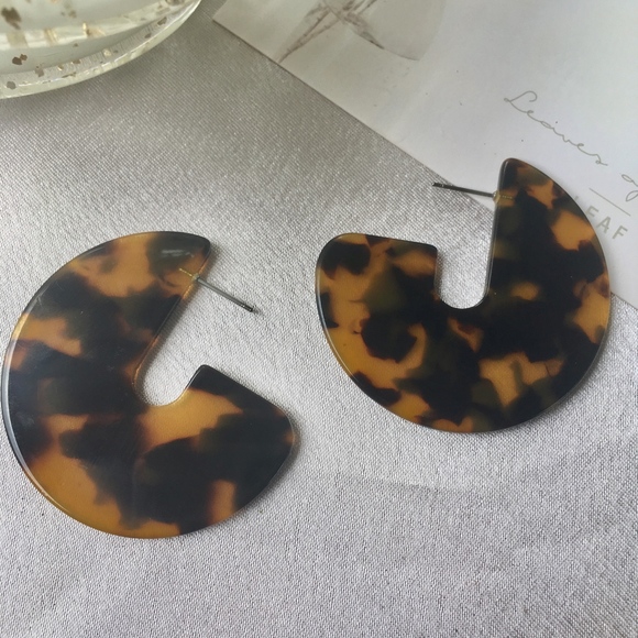 Leopard Chic Acrylic Tortoise Shell Hoop Earrings - Picture 5 of 7